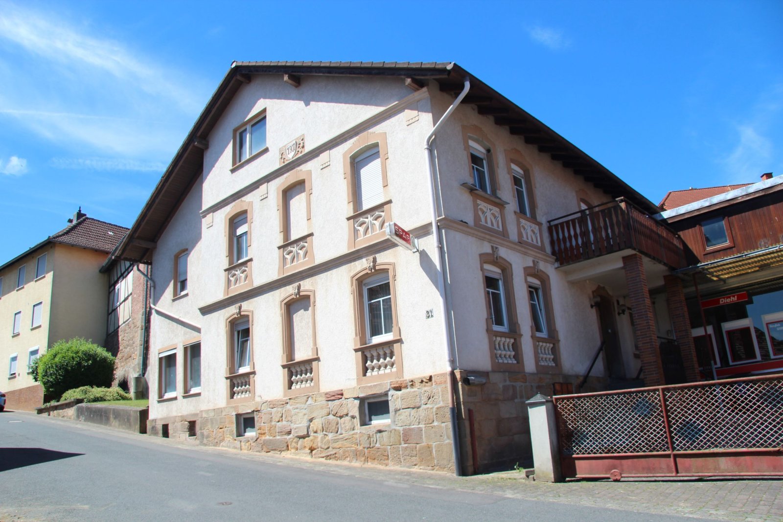Schlitz: Eindrucksvolles Wohnhaus aus dem Jahr 1904 mit ehemaligem Spar-Laden, Scheune und Garage Schlitz: Eindrucksvolles Wohnhaus aus dem Jahr 1904 mit ehemaligem Spar-Laden, Scheune und Garage