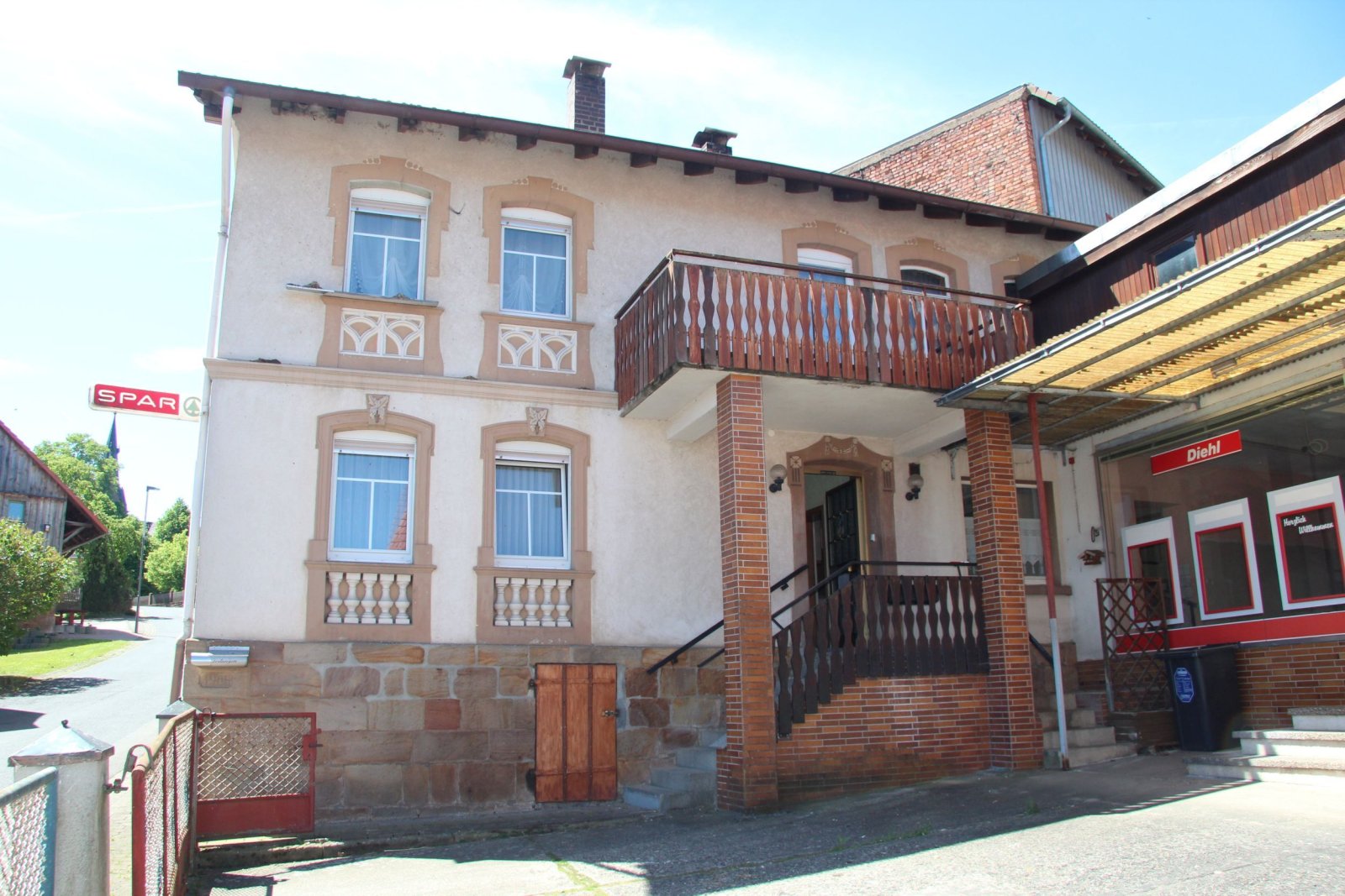 Eindrucksvolles Wohnhaus aus dem Jahr 1904 mit ehemaligem Spar-Laden, Scheune und Garage