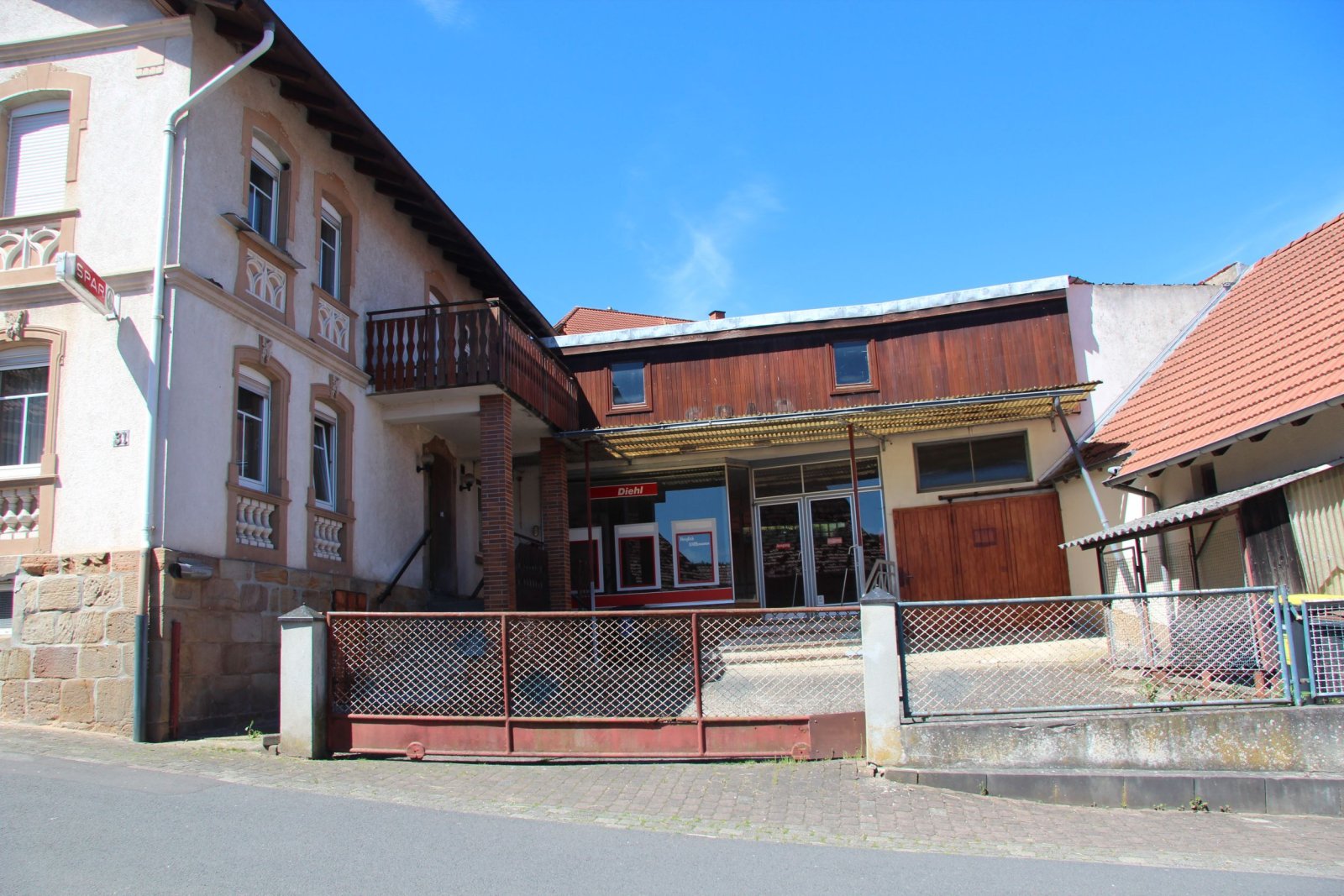 Eindrucksvolles Wohnhaus aus dem Jahr 1904 mit ehemaligem Spar-Laden, Scheune und Garage