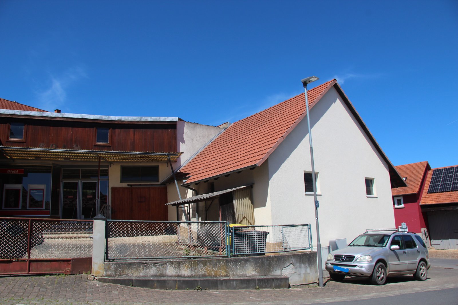 Eindrucksvolles Wohnhaus aus dem Jahr 1904 mit ehemaligem Spar-Laden, Scheune und Garage