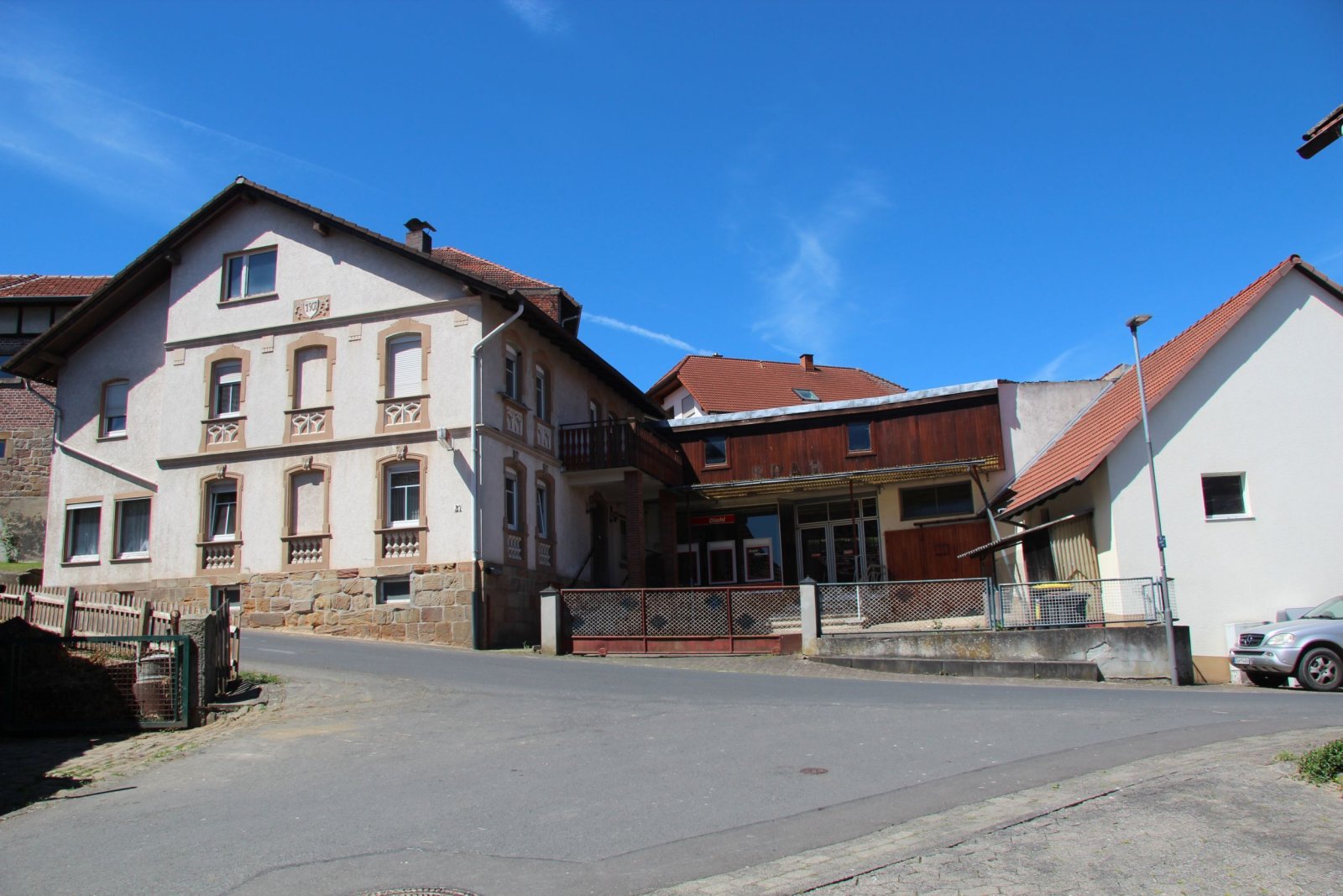 Eindrucksvolles Wohnhaus aus dem Jahr 1904 mit ehemaligem Spar-Laden, Scheune und Garage