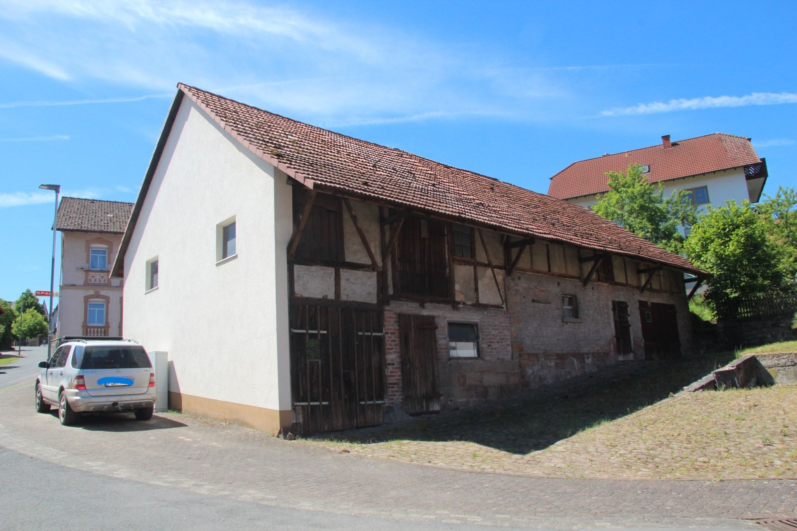 Eindrucksvolles Wohnhaus aus dem Jahr 1904 mit ehemaligem Spar-Laden, Scheune und Garage