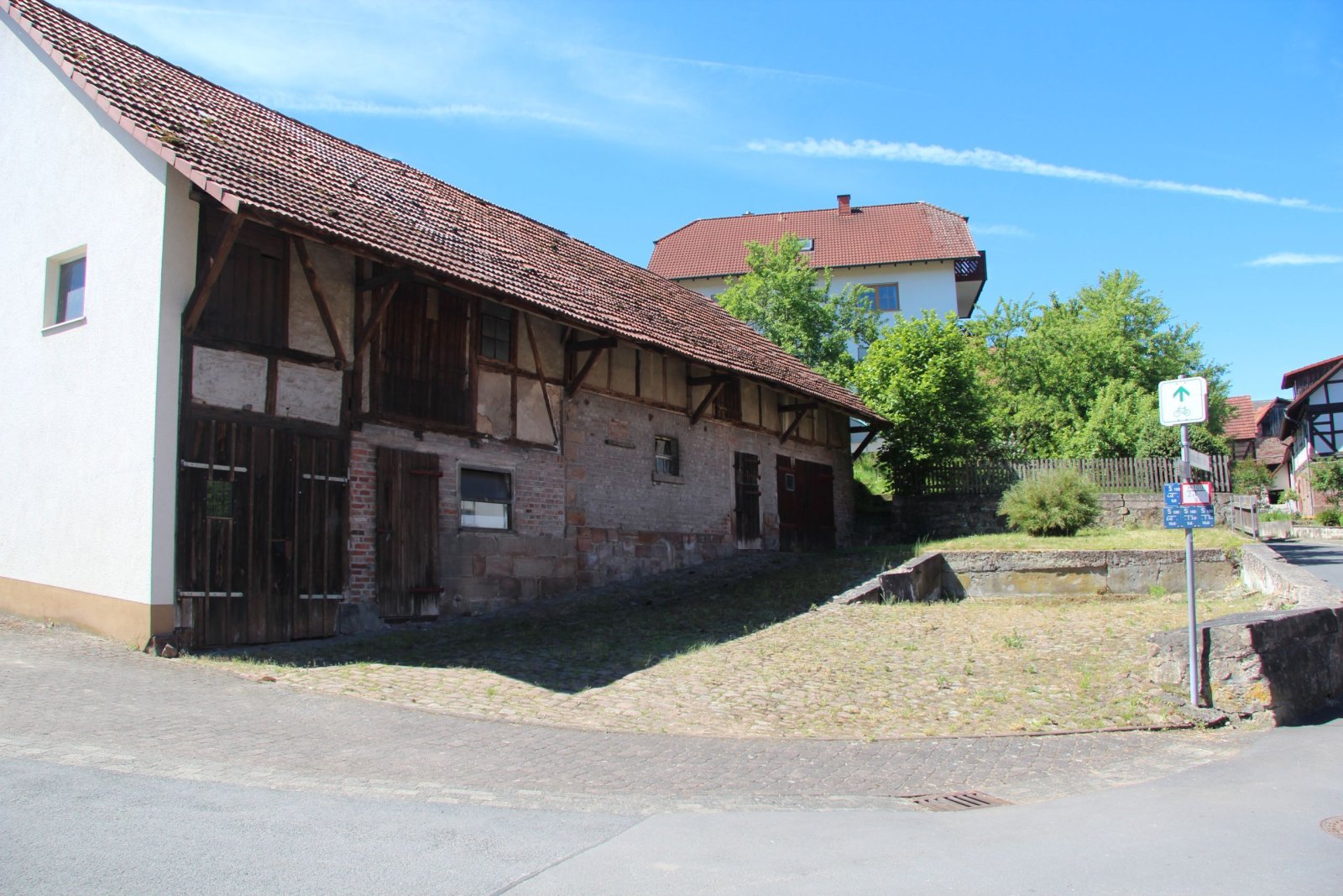 Eindrucksvolles Wohnhaus aus dem Jahr 1904 mit ehemaligem Spar-Laden, Scheune und Garage