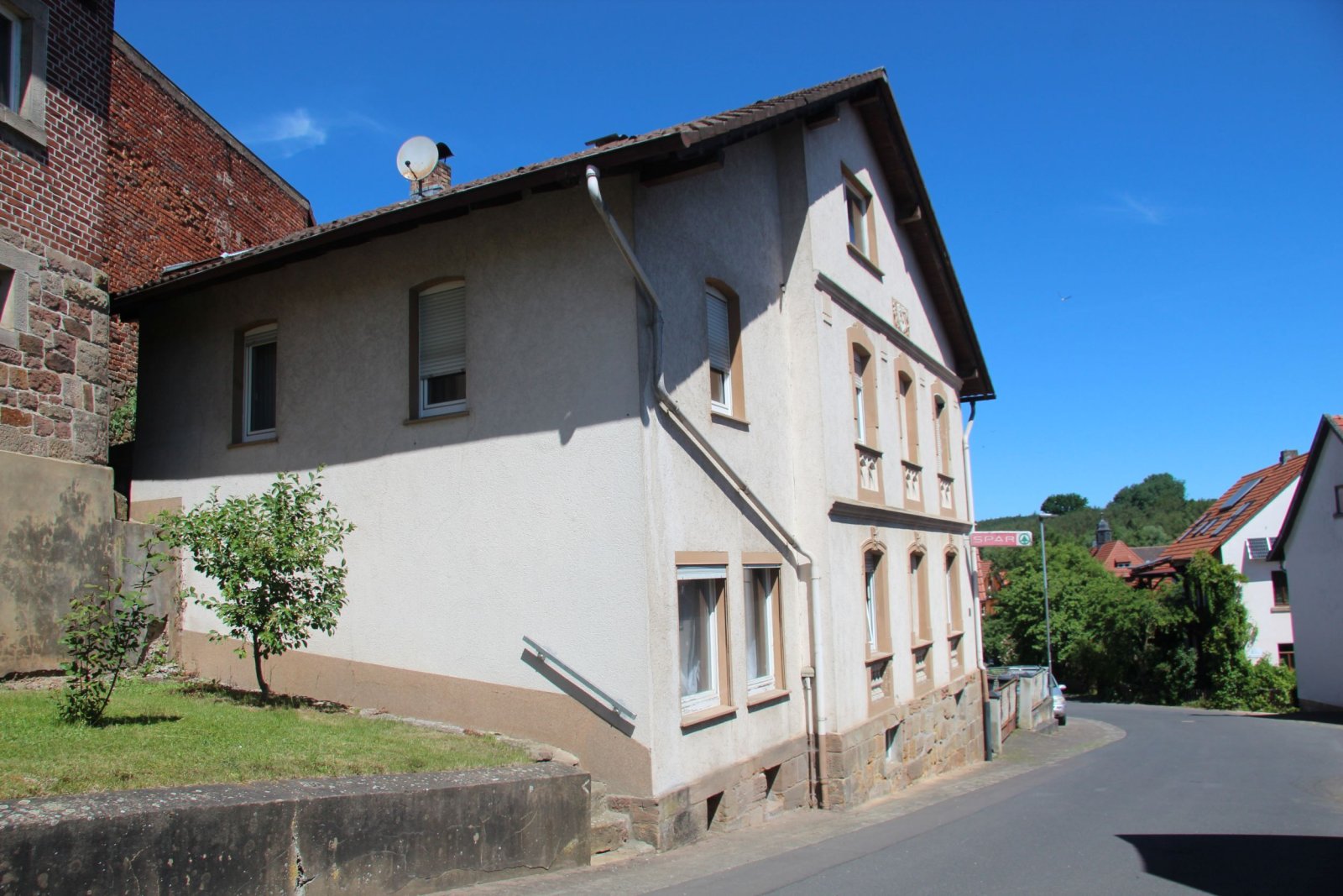Eindrucksvolles Wohnhaus aus dem Jahr 1904 mit ehemaligem Spar-Laden, Scheune und Garage