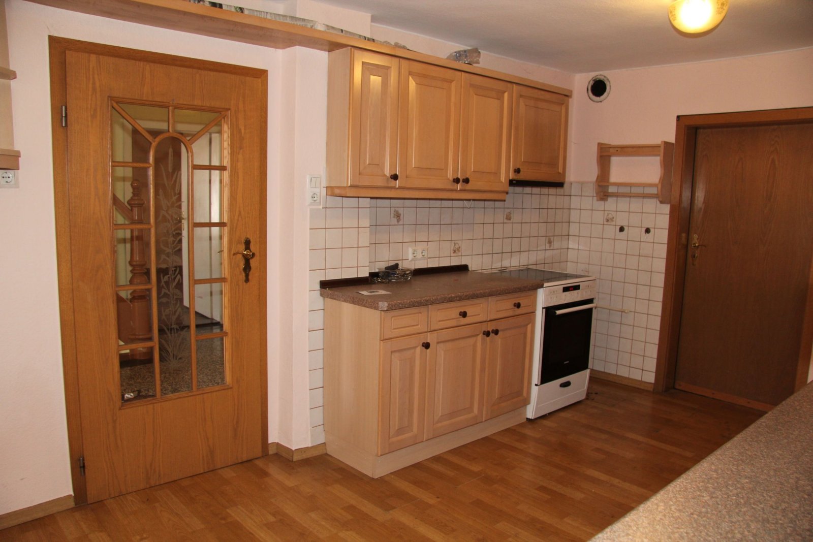 Eindrucksvolles Wohnhaus aus dem Jahr 1904 mit ehemaligem Spar-Laden, Scheune und Garage
