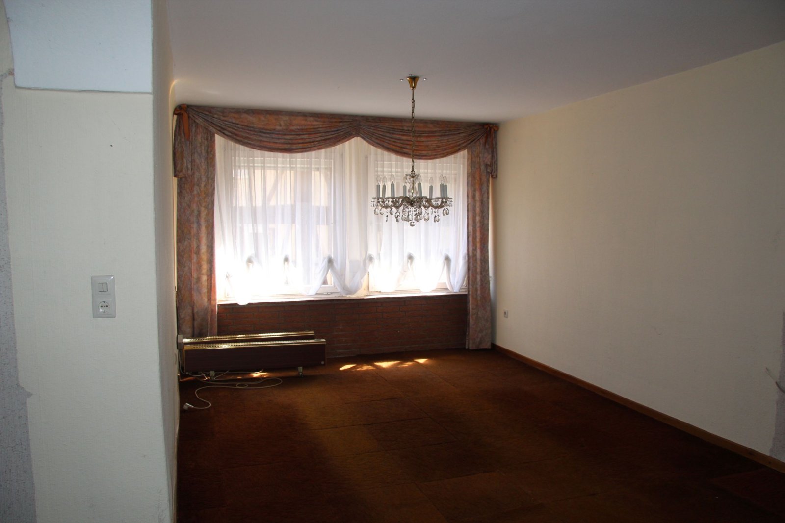 Eindrucksvolles Wohnhaus aus dem Jahr 1904 mit ehemaligem Spar-Laden, Scheune und Garage