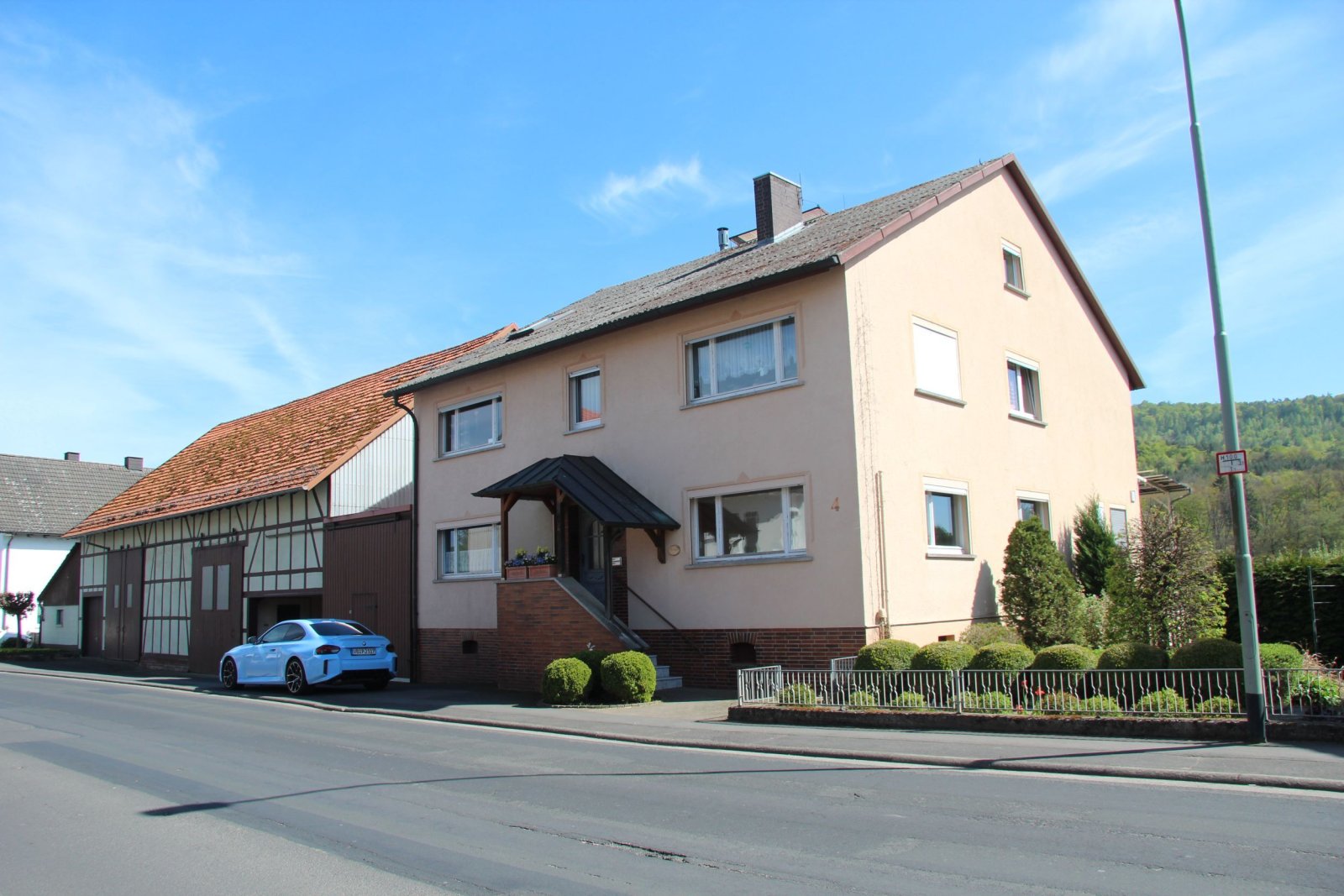 Charmanter Resthof mit ca. 3.100 m² Grundstück, Nebengebäuden & Terrasse mit Fernblick