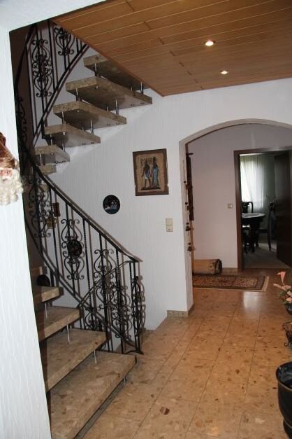 der Flur im OG u. die Treppe zum DG der Flur im OG u. die Treppe zum DG