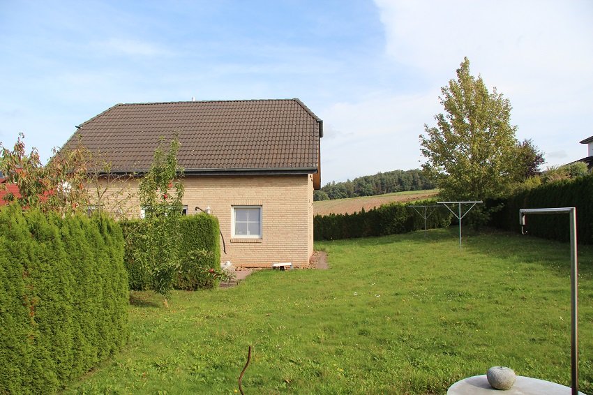 der Garten mit Blick auf das freie Feld