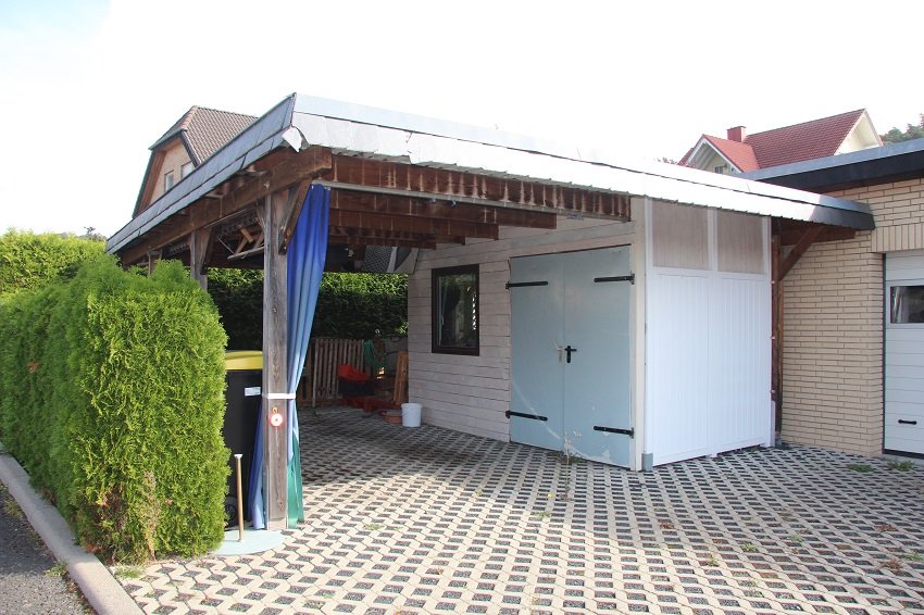 das Carport mit dem Schuppen