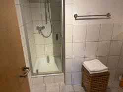 Das Bad im Doppelzimmer Das Bad im Doppelzimmer