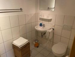 Das Bad im Doppelzimmer Das Bad im Doppelzimmer